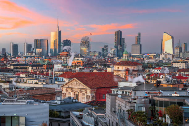 mailand, italien skyline der stadt mit neuer und alter architektur - mailand stock-fotos und bilder