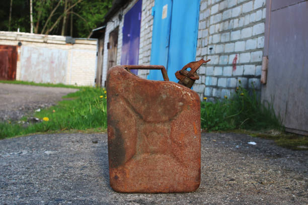 stary zardzewiały kanister benzyny na asfaltowym zbliżeniu - rusty storage tank nobody photography zdjęcia i obrazy z banku zdjęć