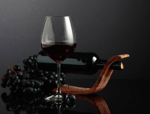 vino rosso e uva blu. - wine wine rack winery black foto e immagini stock