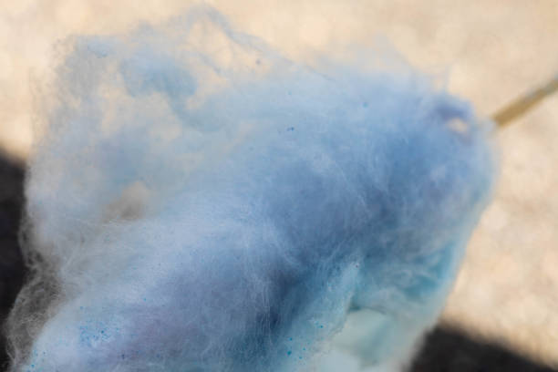 colore blu zucchero filato con un bastoncino di legno che sembra una nuvola morbida - school carnival food cotton candy foto e immagini stock