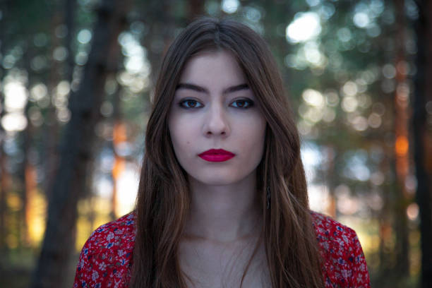 portrait de jeune femme dans les bois - shadow focus on shadow women sunset photos et images de collection