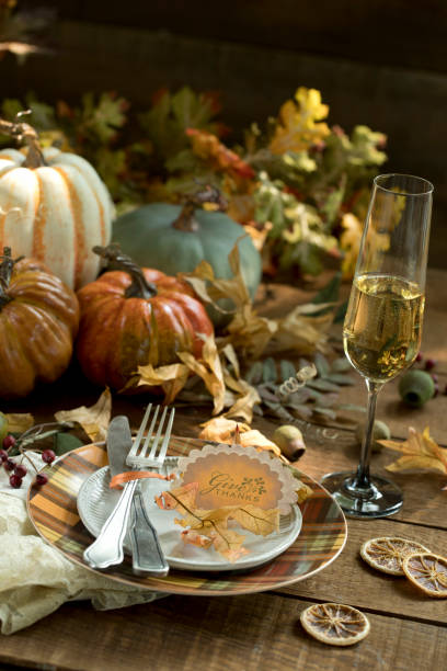 lugar de comedor de otoño ajuste vertical - thanksgiving table setting autumn fotografías e imágenes de stock