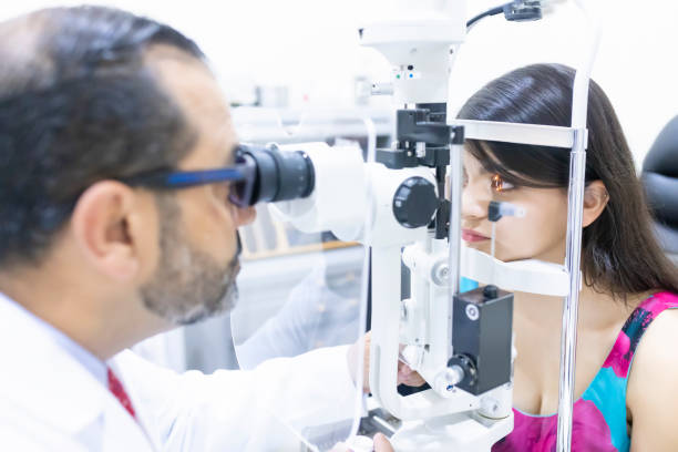 istock Using a biomicroscope to evaluate the patient's eyes. 1421378027