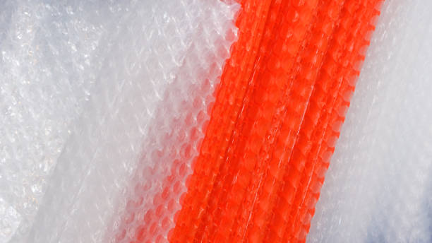 matériau d’emballage à bulles d’air en plastique, coussins gonflables pour l’emballage, fond de texture de la feuille de protection contre les bulles d’air en plastique, concept logistique - bubble foil photos et images de collection