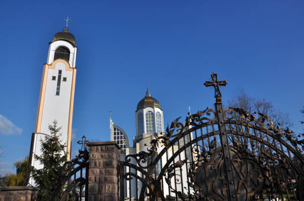 dzwonnica i katedra najwyższych apostołów piotra i pawła w ukraińskim mieście czortków - czortków zdjęcia i obrazy z banku zdjęć