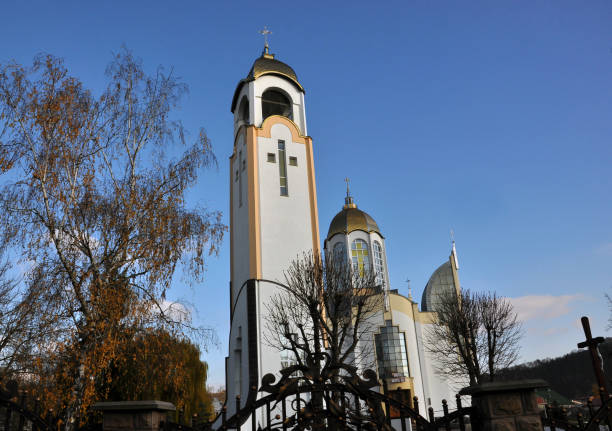 dzwonnica i katedra najwyższych apostołów piotra i pawła w ukraińskim mieście czortków - czortków zdjęcia i obrazy z banku zdjęć