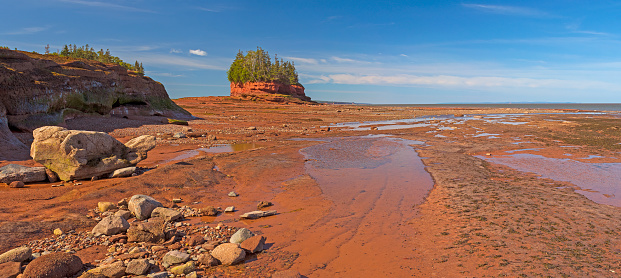 Panorama dramático de la costa durante la marea baja photo