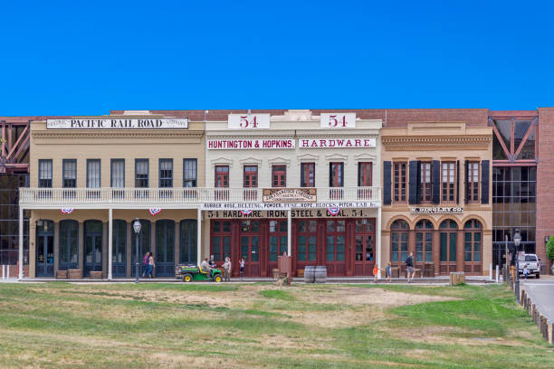 vista frontal de una ferretería de 1800 y principios del siglo 20 en old sacramento. la tienda es una representación de una ferretería temprana, pero el edificio es original - hardware store town old west fotografías e imágenes de stock