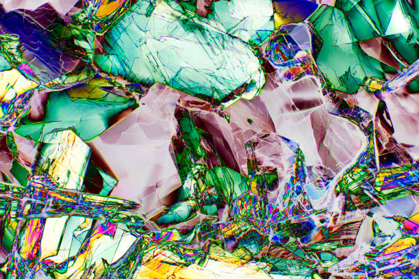 micrographie abstraite de cristaux de méthionine réels, avec polarisation à 40x. - scientific micrograph science bee abstract photos et images de collection