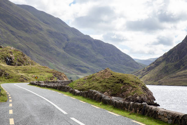 bella vista della strada r335 sul lato di doo lough, nella contea di mayo, in irlanda. la montagna di ben gorm sullo sfondo - republic of ireland mayo road lake foto e immagini stock