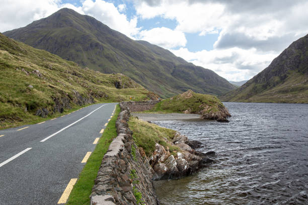 bella vista della strada r335 sul lato di doo lough, nella contea di mayo, in irlanda. la montagna di ben gorm sullo sfondo - republic of ireland mayo road lake foto e immagini stock