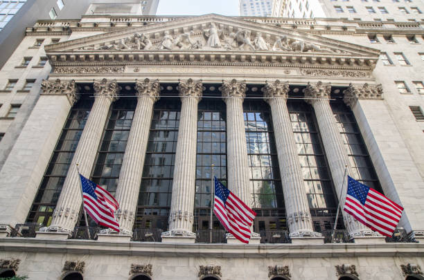 fassade der new york stock exchange - borse von new york stock-fotos und bilder