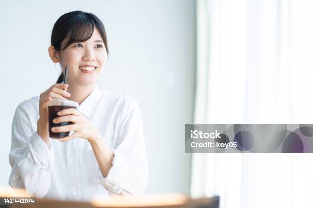 カフェでコーヒーを飲む日本人女性