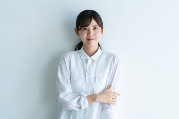 portrait of a japanese woman in a white shirt - mid adult women fotos imagens e fotografias de stock