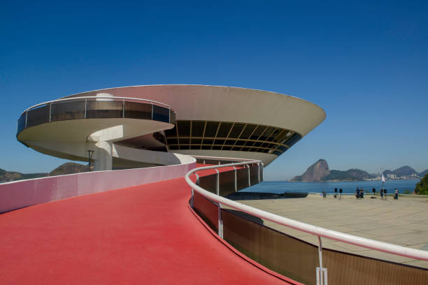 シュガーブレッドを背景にしたニテロイ現代美術館、リオデジャネイロ、ブラジル、2022年9月1日。 - niemeyer museum of contemporary arts ストックフォトと画像