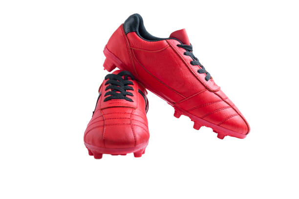sapatos de futebol vermelhos - calçado com pitões - fotografias e filmes do acervo