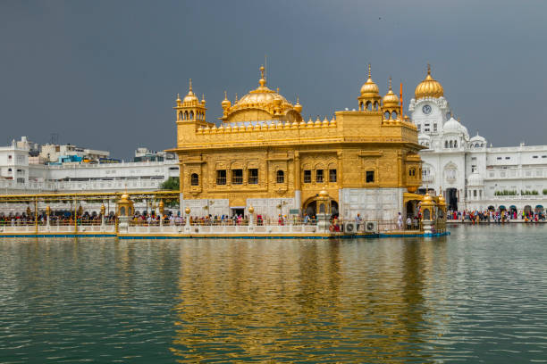diverses vues du temple d’or, amritsar - india golden temple sikhism temple photos et images de collection