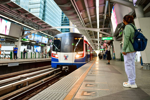 skytrain, bangkok - bangkok mass transit system fotografías e imágenes de stock