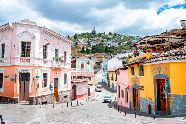 strada colorata sotto la montagna panecillo a quito, ecuador - quíto foto e immagini stock