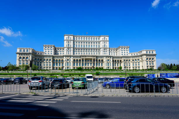 дворец парламента, также известный как народный дом (casa popoprului) на площади конституции (piata constitutiei) - constitutiei стоковые фото и изображения