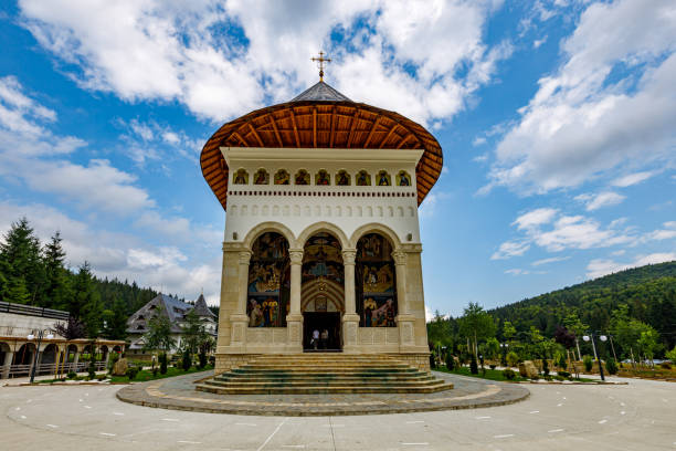 el monasterio de putna en la bucovina de rumania - moldavia fotografías e imágenes de stock