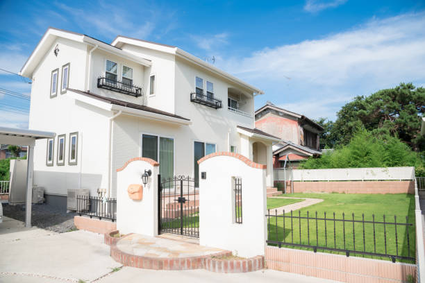 japanese house with a large garden - tract houses imagens e fotografias de stock