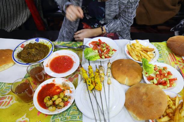 dîner marocain à marrakech - djemaa el fnaa photos et images de collection