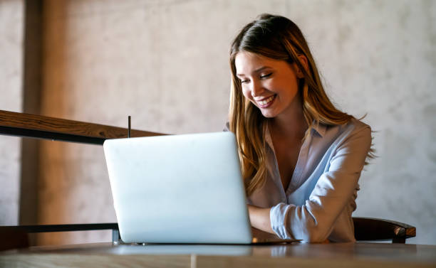designer grapic feminina de negócios bem-sucedida usando computador portátil durante o processo de trabalho no escritório - grapic - fotografias e filmes do acervo