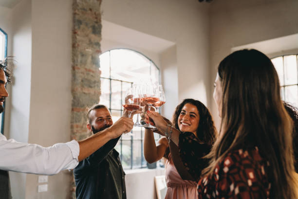 친구들은 와인 잔과 함께 축하하고 있습니다. - champagne toast wine restaurant 뉴스 사진 이미지