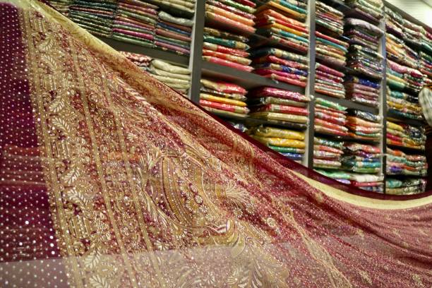 negozio di tessuti tradizionale a jaipur, india - negozio di tessuti foto e immagini stock
