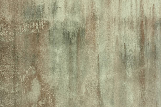 старые бетонные бело-черно-коричневые текстуры стен для фона с текстурами трещин, �абстрактный фон - sign dirty plaster red стоковые фото и изображения