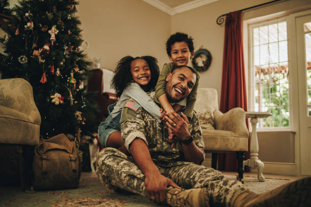 felice papà militare che trascorre il natale con i suoi figli - armed forces military marines veteran foto e immagini stock
