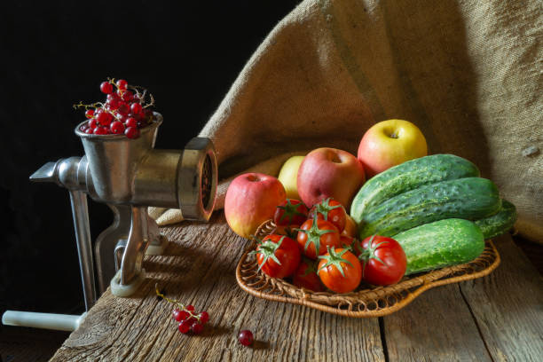 stillleben mit obst und gemüse auf einem alten holztisch - burlap fruit apple freshness stock-fotos und bilder