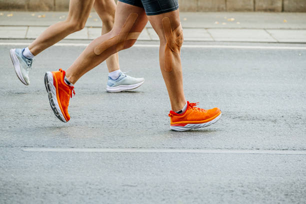 legs runners man and woman run on road marathon legs runners man and woman run on road marathon scoring run stock pictures, royalty-free photos & images