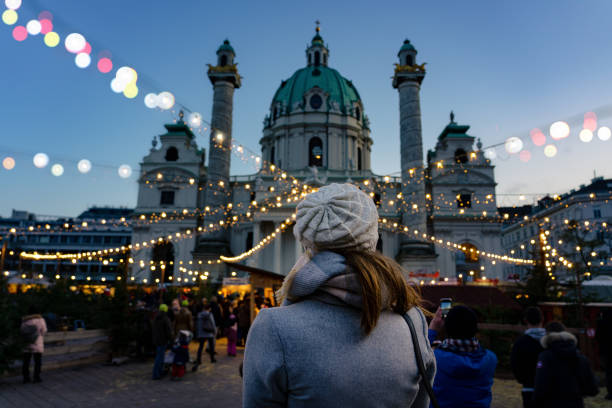 art christmas advent market a vienna alla karsplatz con molte persone - karlsplatz foto e immagini stock