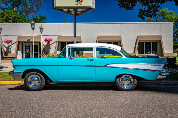 1957 chevrolet 210 2 tür limousine - 1957 stock-fotos und bilder