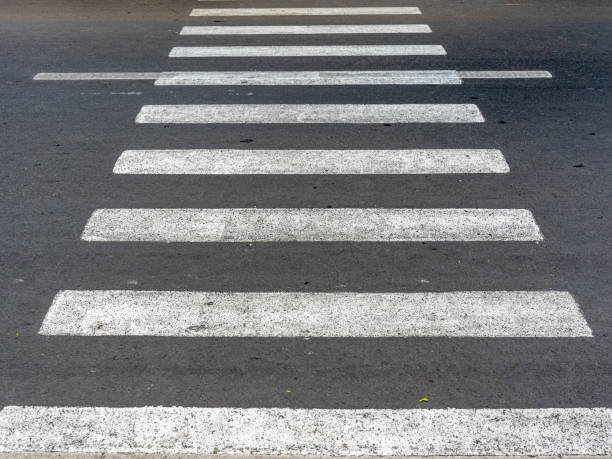 una vista vertical de una pequeña cruz de cebra de carretera. - paso peatonal raya indicadora fotografías e imágenes de stock