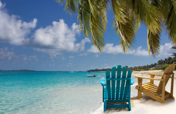 spiaggia di sabbia bianca a nassau, bahamas - nassau foto e immagini stock