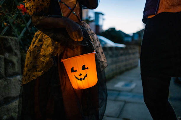 todo de un resplandor - trick or treat fotografías e imágenes de stock