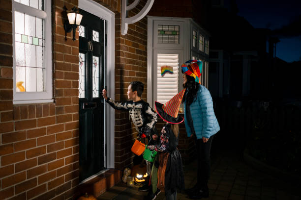 fright night - halloween color image horizontal side view imagens e fotografias de stock