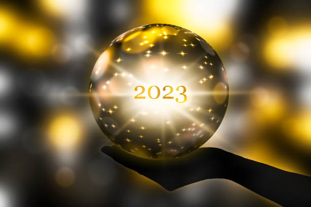 voyance 2023 avec une boule de cristal à la main, ambiance festive pour une fête de bonne année ou une cérémonie de remise de prix ou d’autres célébrations, illustration 3d - forecasting photos et images de collection
