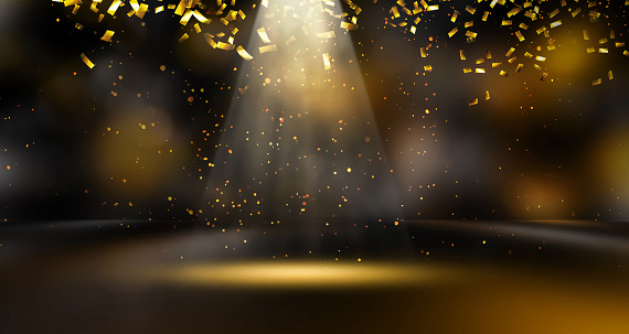 lluvia de confeti dorado en el escenario festivo con haz de luz en el medio, maqueta de sala vacía por la noche con espacio de copia para la ceremonia de premiación, jubileo, fiesta de Año Nuevo o presentaciones de productos photo