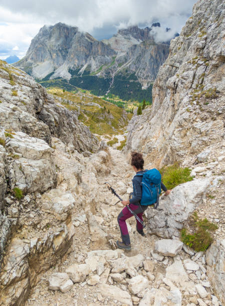 ドロミティ (イタリア) - パッソ・ファルツァレゴとラガスオイ山 - tofane ストックフォトと画像