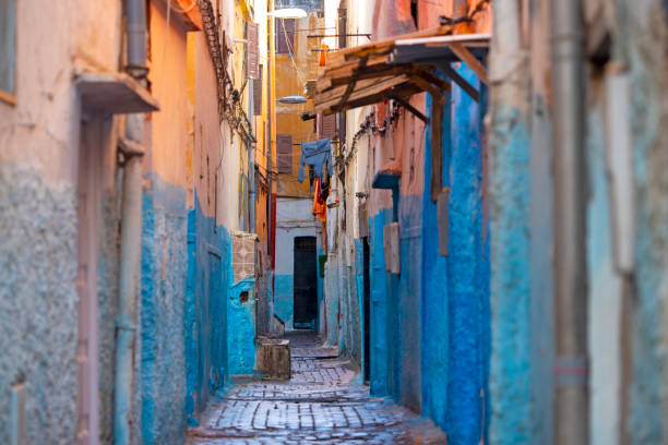 tradicional rua colorida da cidade antiga, distrito de medina em casablanca no marrocos - rock africa architecture blue - fotografias e filmes do acervo