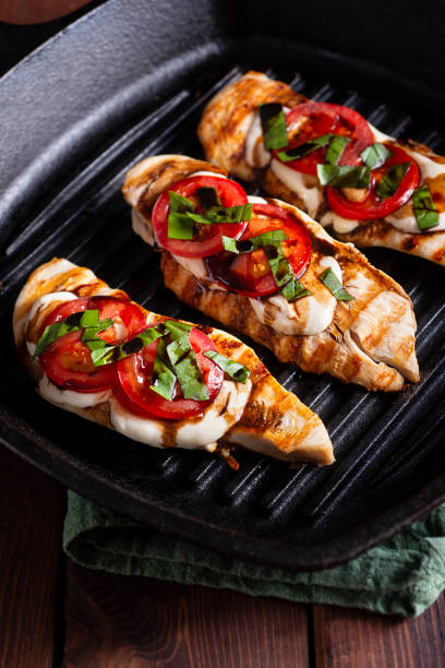 grilled caprese chicken - caprese salad salad restaurant vinegar imagens e fotografias de stock