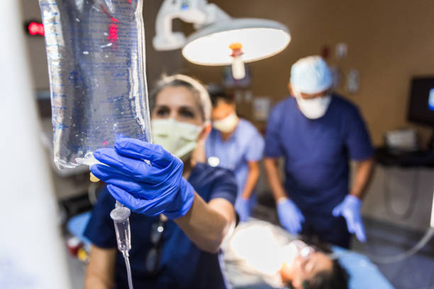 le médecin vérifie le sac iv - soins durgence photos et images de collection