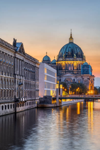 vista lungo il fiume sprea a berlino al crepuscolo - central berlin foto e immagini stock