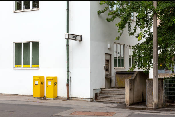 здание почтового отделения немецкой почты - messenger deutsche post ag package germany стоковые фото и изображения