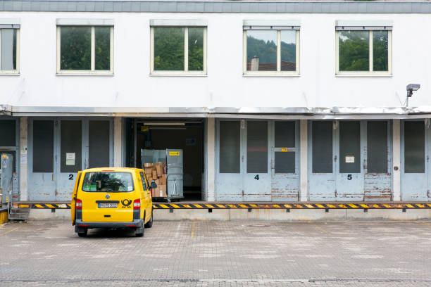 deutsche post post office building - deutsche post ag package germany occupation imagens e fotografias de stock