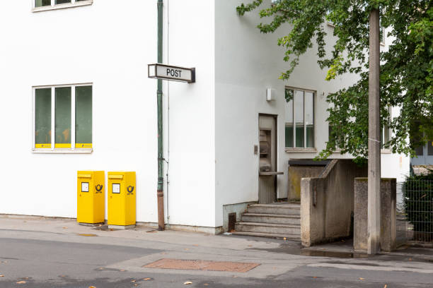 bâtiment du bureau de poste deutsche post - messenger deutsche post ag package germany photos et images de collection